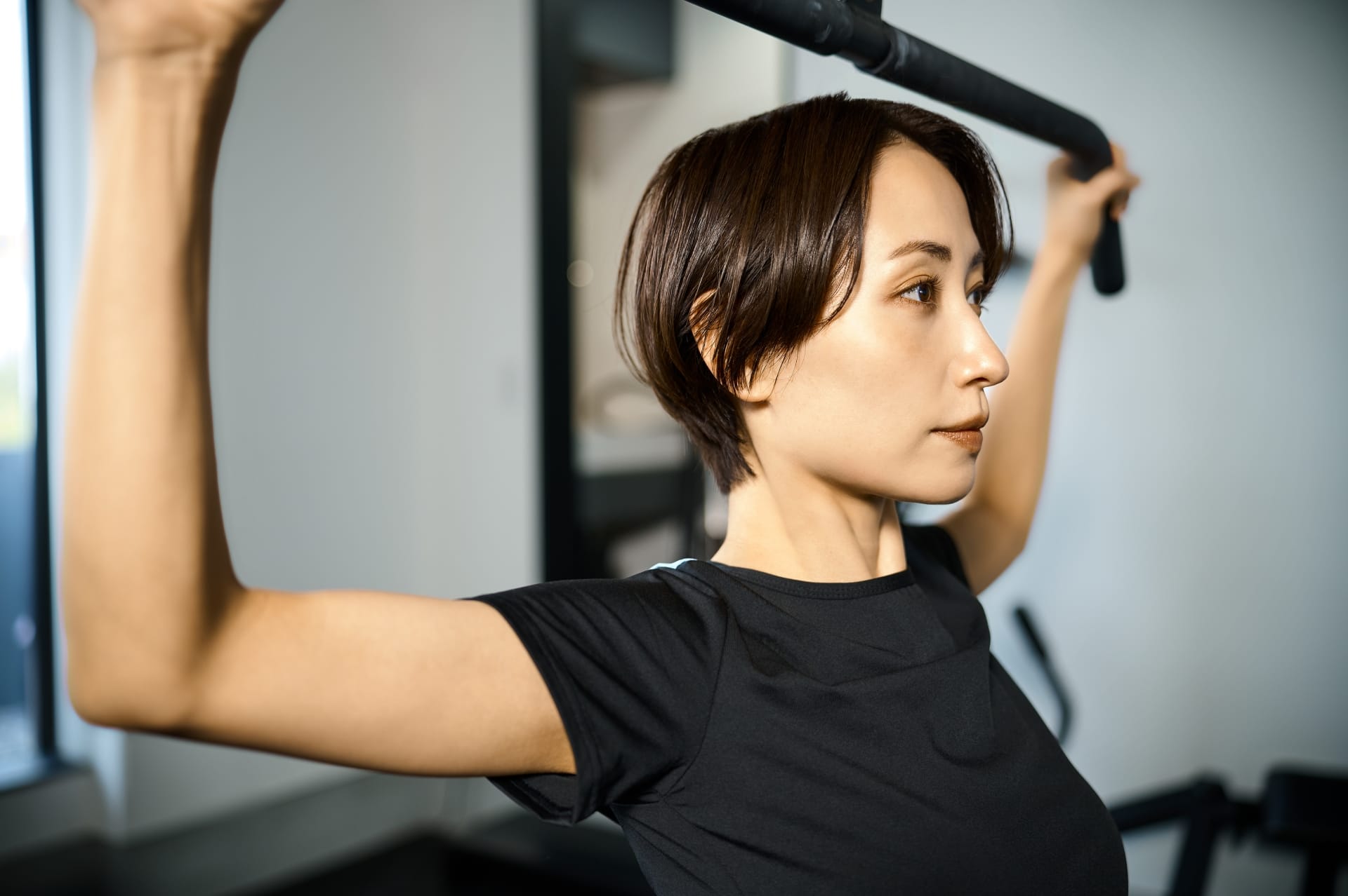 パーソナルジムでトレーニングする女性