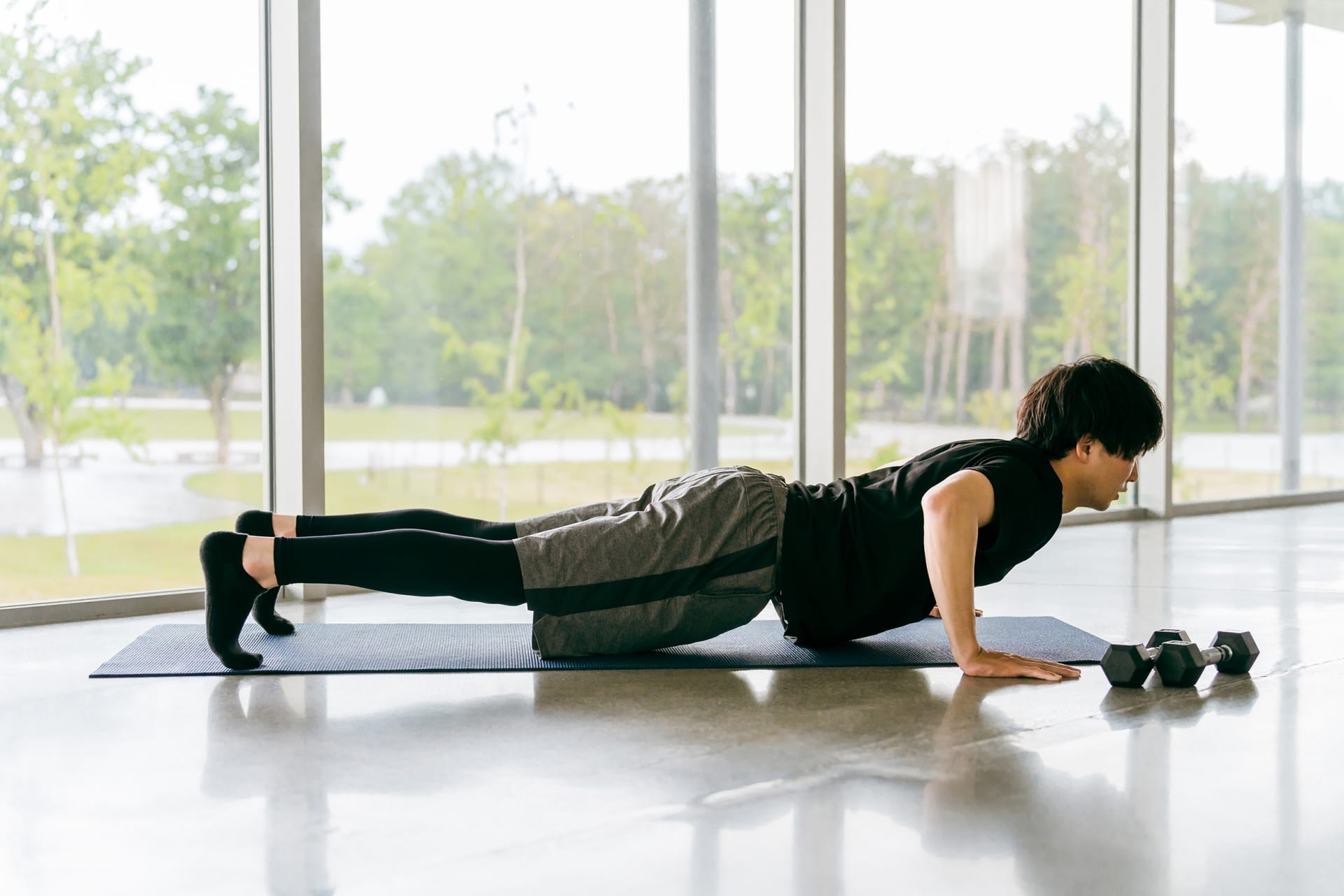 細マッチョが腕立て伏せをしてる画像