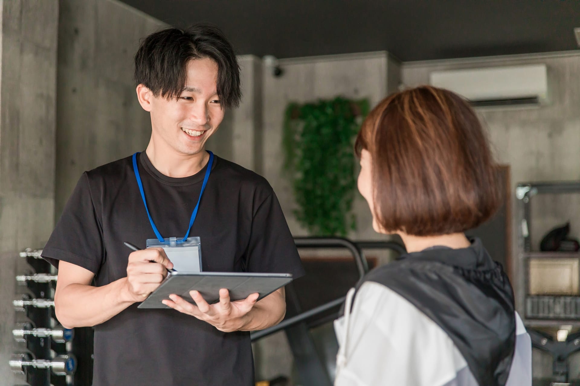 ジムで営業される女性