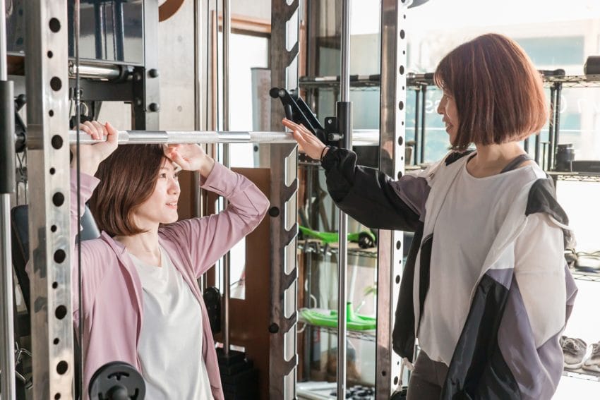 ジムで話す2人の女性