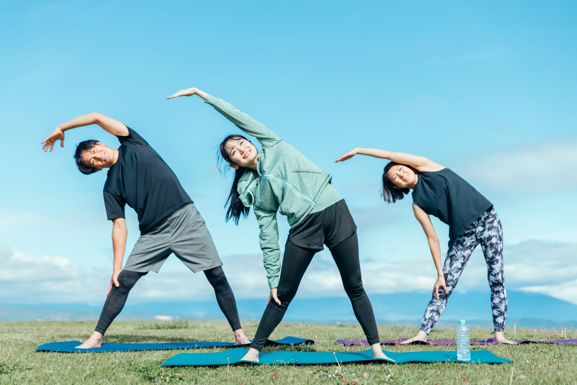 ラジオ体操をする男女の写真