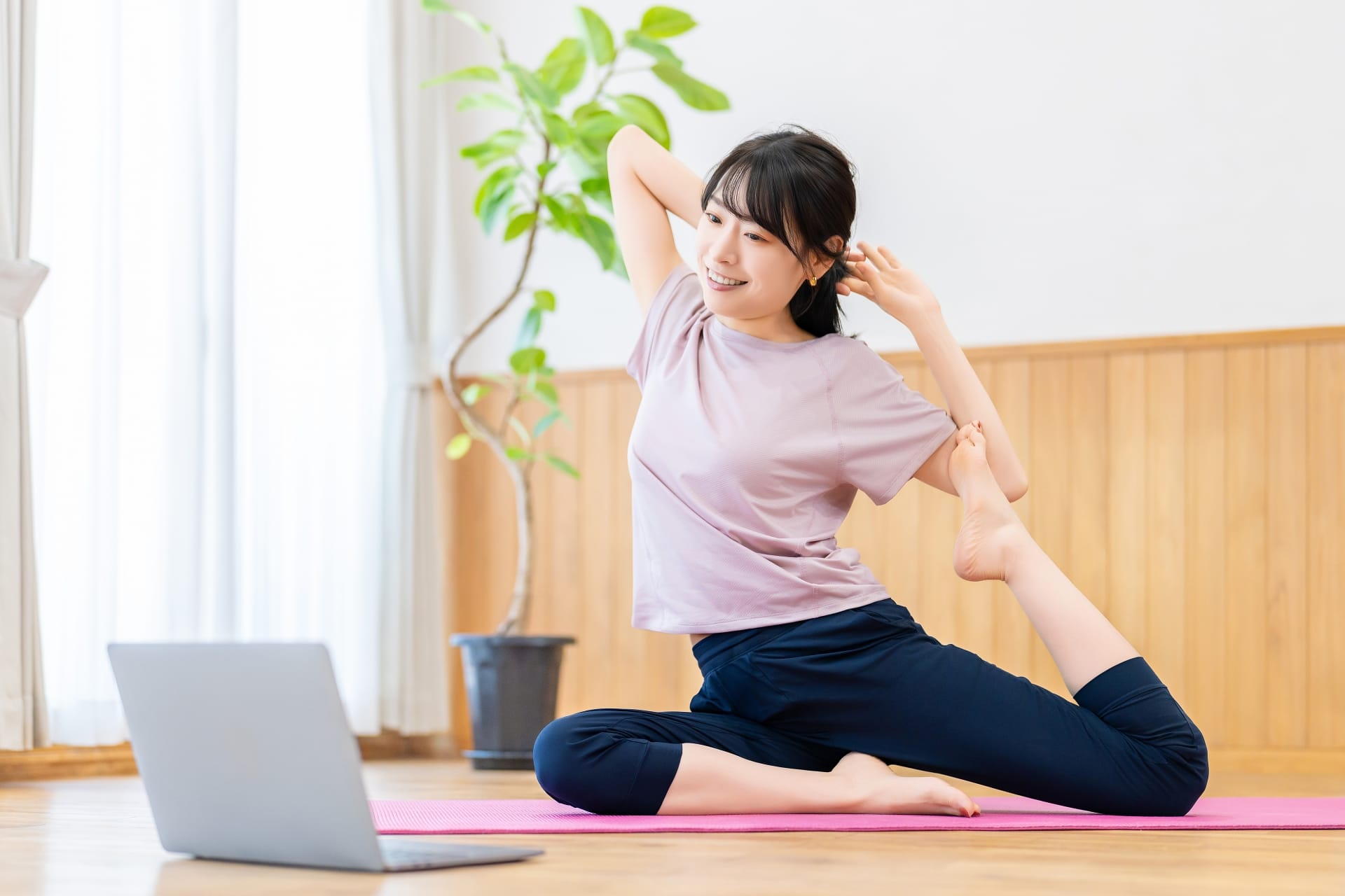 家でストレッチをする女性