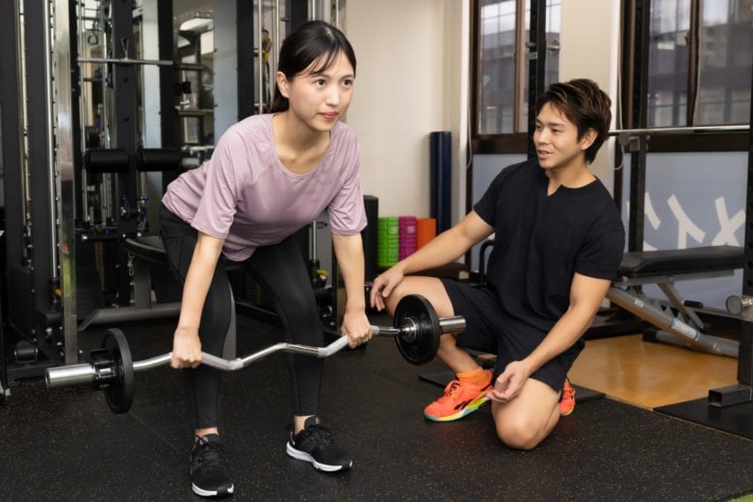 デッドリフトをする女性の写真