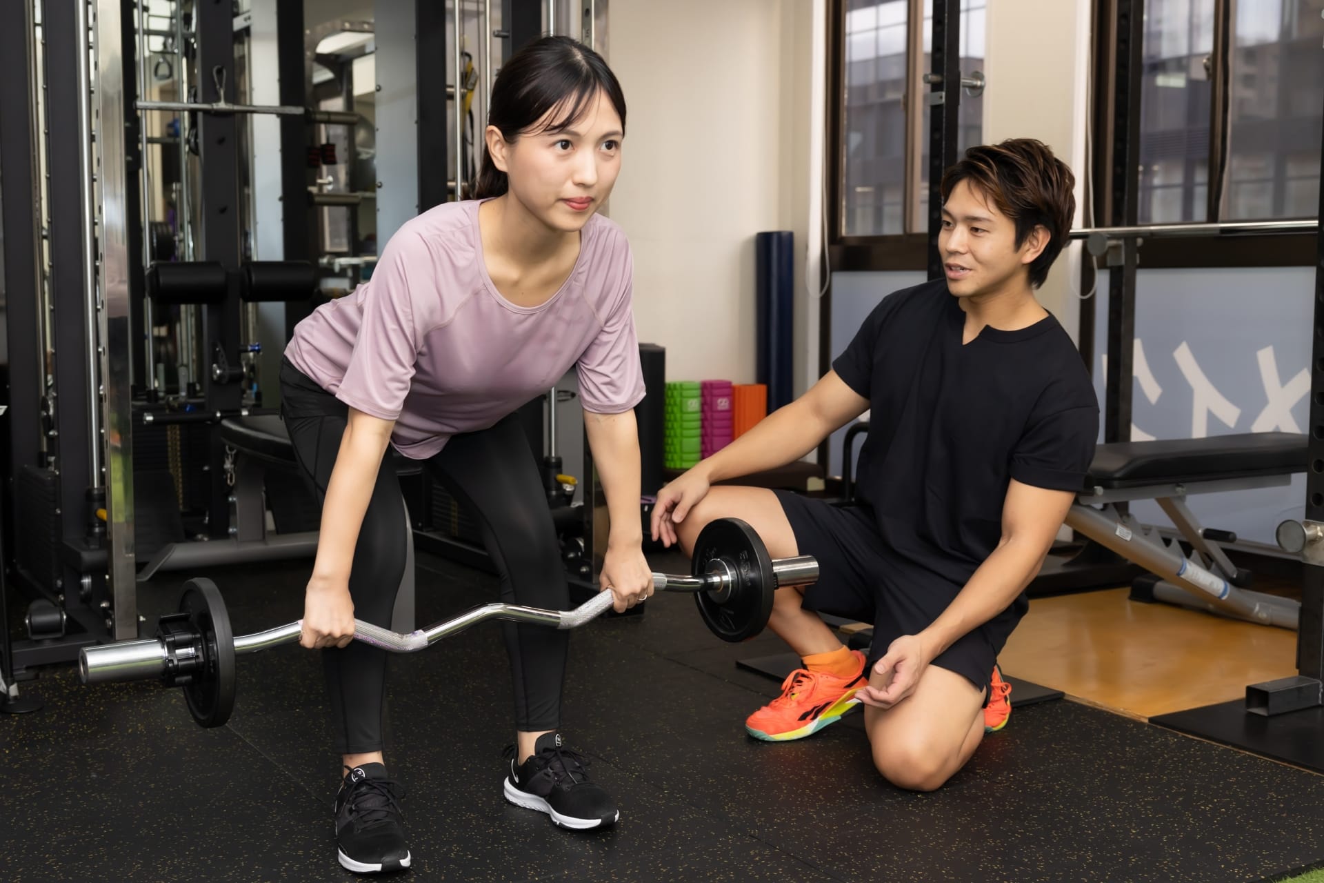 デッドリフトをする女性の写真